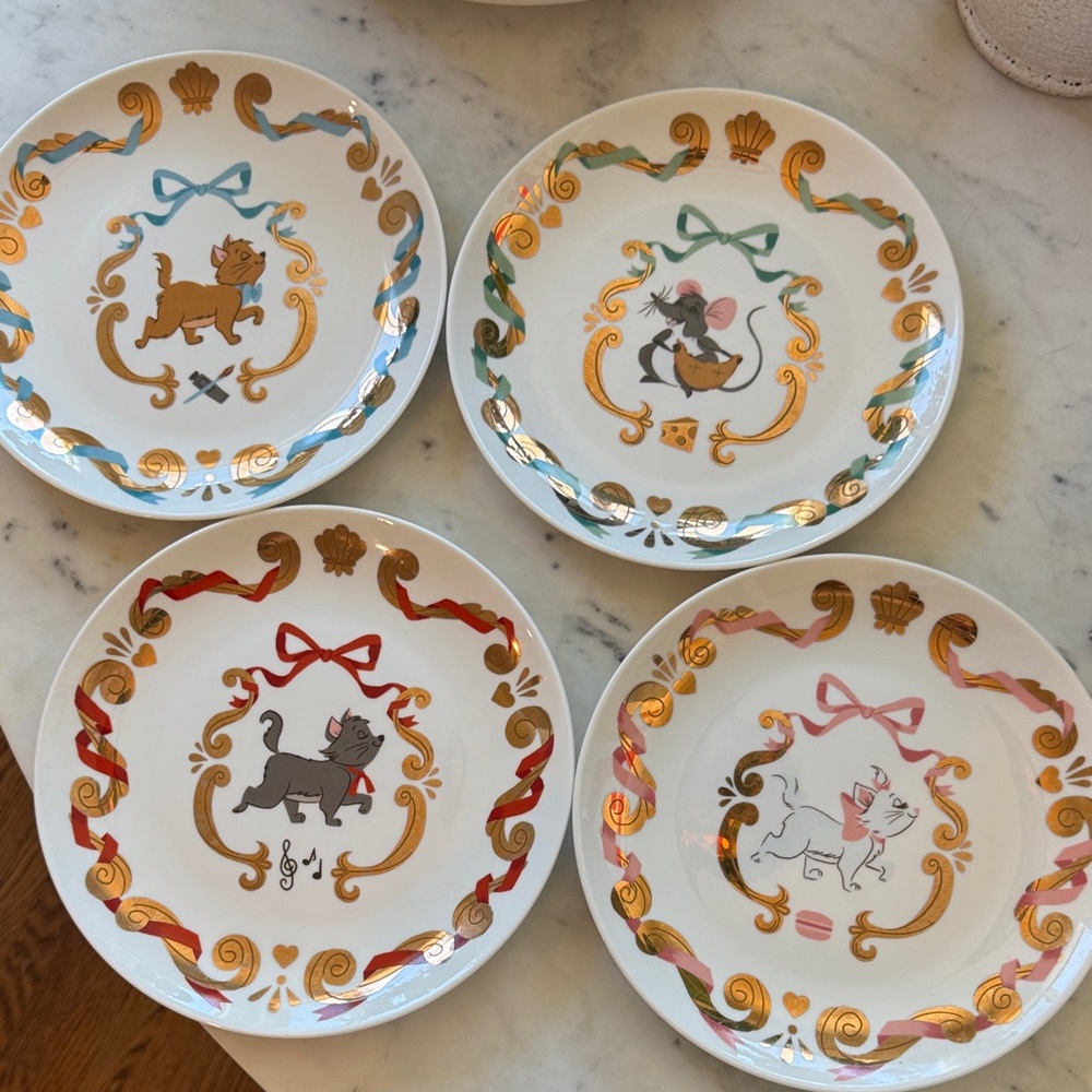Disney Aristocats Gold and Red Decorative Plate Set